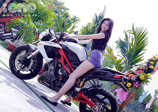 Sở hữu đôi chân dài và gương mặt xinh đẹp, Nhiên từng nhận được nhiều lời mời làm người mẫu, diễn catwalk khi còn ở Việt Namnhưng cô bạn đều từ chối vì bố mẹ chỉ muốn con gái tập trung vào việc học. Tuy nhiên, Nhiên cho hay hè này nếu trở về nước nếu được ai đó ngỏ lời mời sẽ thử sức một lần. co-nang-du-hoc-sinh-chan-dai-mat-xinh-nhu-hoa-hau-9