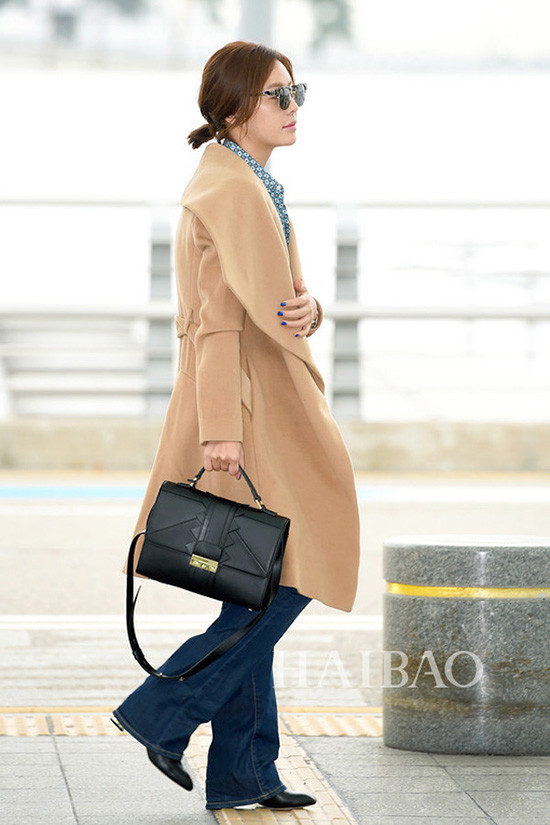 Để tăng độ ấm áp, nhiều xì ta như Hwang Jung Eum còn diện áo dài đến quá gối, thậm chí là mắt cá chân. 3-kieu-ao-khoac-sao-han-dien-nhan-nhan-khi-sang-dong-2