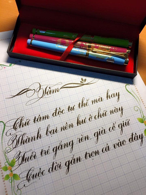 Cậu bạn Nguyễn Tiến Nhã, sinh năm 1993, sinh viên ĐH Vinh được đông đảo bạn bè và thầy cô trong trường mến mộ bởikhả năng viết chữ đẹp như in. Tiến Nhã sở hữu loạt thành tích viết chữ đẹp trong các cuộc thi viết chữ đẹp, đặc biệt là giải Nhất cấp huyện và giải Nhất tỉnh Nghệ An. Cậu bạn Nguyễn Tiến Nhã, sinh năm 1993, sinh viên ĐH Vinh được đông đảo bạn bè và thầy cô trong trường mến mộ bởi khả năng viết chữ đẹp như in. Trên trang cá nhân của mình, Tiến Nhã khiến không ít người xuýt xoa bởi hình ảnh về những cuốn tập được ghi chép cẩn thận với dòng chữ nắn nót, ngay hàng thẳng lối. Hiện Tiến Nhã sở hữu loạt thành tích viết chữ đẹp trong các cuộc thi viết chữ đẹp, đặc biệt là giải Nhất cấp huyện và giải Nhất tỉnh Nghệ An.