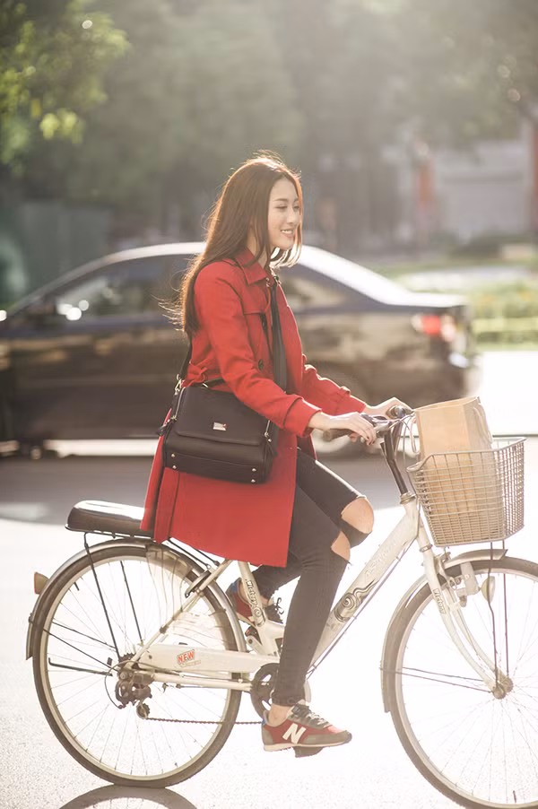 Ở tuổi 21, Hà Lade chọn cho mình phong cách chín chắn mà vẫn trẻ trung, thu hút