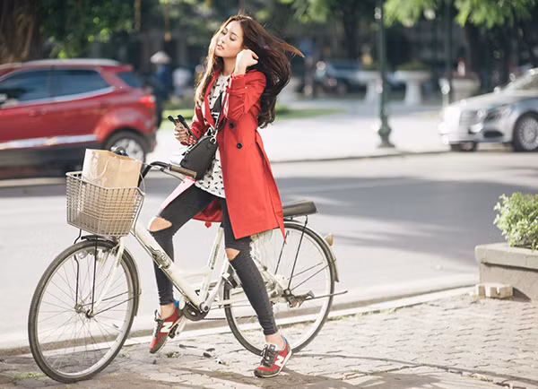 Cô tạo dáng rất chuyên nghiệp trước ống kính