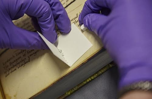 Kỹ thuật tách protein khỏi bề mặt giấy da. Kỹ thuật tách protein khỏi bề mặt giấy da.