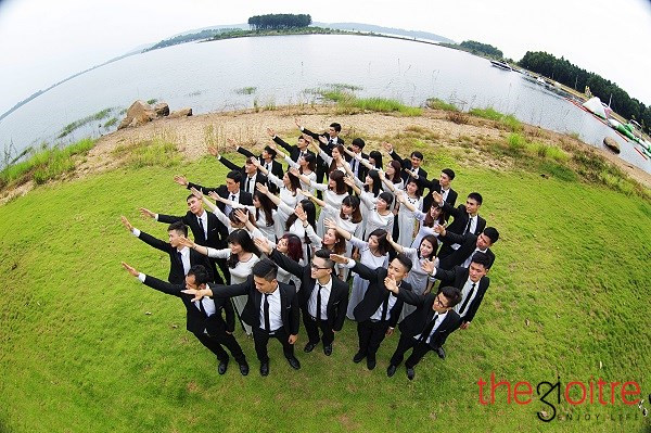 “Yêu không phải là nhìn về nhau mà là cùng nhìn về một hướng”. “Yêu không phải là nhìn về nhau mà là cùng nhìn về một hướng”.