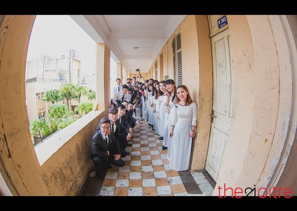 Dãy hành lang quen thuộc sẽ nhớ lắm khi xa nơi đây. Với các nam nhân của lớp thì ý tưởng được thống nhất từ đầu tới cuối. Phong cách “bụi đời chợ lớn” là ý tưởng xuyên suốt", H.H- một sinh viên lớp chia sẻ. Dãy hành lang quen thuộc sẽ nhớ lắm khi xa nơi đây. Với các nam nhân của lớp thì ý tưởng được thống nhất từ đầu tới cuối. Phong cách “bụi đời chợ lớn” là ý tưởng xuyên suốt", H.H- một sinh viên lớp chia sẻ.