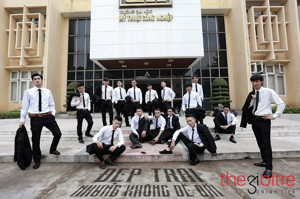 Tạo dáng “bụi đời” đầy phong cách. Tạo dáng “bụi đời” đầy phong cách.