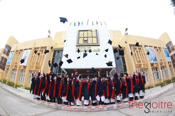 Dù đi đâu nhưng vẫn mãi nhớ về Đại học Công nghiệp Mỹ thuật Hà Nội. Cũng bởi thế, bức ảnh với dãy nhà chính có tên ngôi trường là bức ảnh không thể thiếu trong bộ ảnh kỉ yếu. Dù đi đâu nhưng vẫn mãi nhớ về Đại học Công nghiệp Mỹ thuật Hà Nội. Cũng bởi thế, bức ảnh với dãy nhà chính có tên ngôi trường là bức ảnh không thể thiếu trong bộ ảnh kỉ yếu.