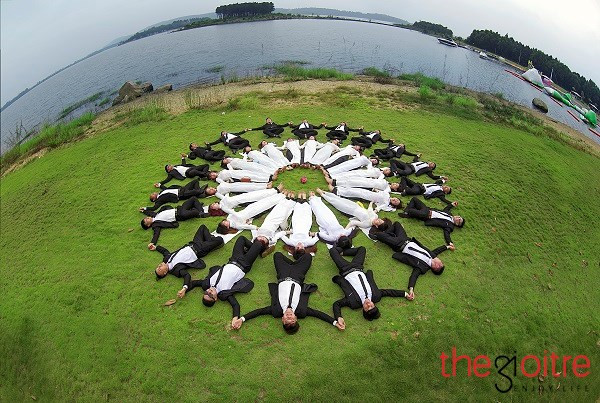 Xếp thành vòng tròn, không lạ. Nhưng với lens mắt cá thì như tạo thành con mắt và con người thành trung tâm-con ngươi của “mắt cá”. Xếp thành vòng tròn, không lạ. Nhưng với lens mắt cá thì như tạo thành con mắt và con người thành trung tâm-con ngươi của “mắt cá”.