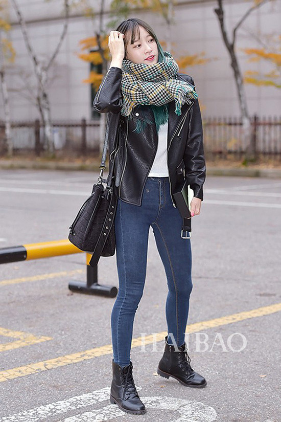 Thời tiết chuyển đông cũng là lúc những chiếc áo da hầm hố lên ngôi. Đây là món đồ không thể thiếu trong tủ đồ của những cô gái cá tính như Hani. 3-kieu-ao-khoac-sao-han-dien-nhan-nhan-khi-sang-dong-4