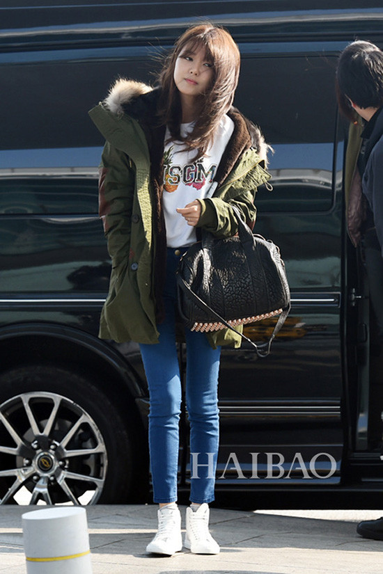 Món đồ này rất được lòng các sao Hàn khi ra sân bay vì có khả năng giữ ấm cao, dù diện phía trong mỏng manh thì cũng không lo bị lạnh. 3-kieu-ao-khoac-sao-han-dien-nhan-nhan-khi-sang-dong-9