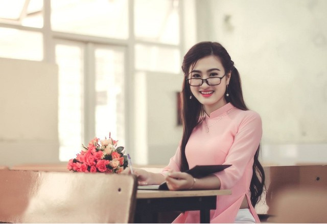 Thiếu nữ Hà thành duyên dáng tà áo dài chào mừng 20/11