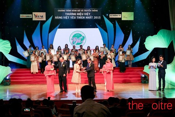 Như Ý nhận bằng khen tại Thương hiệu Việt - hàng Việt yêu thích nhất 2015.