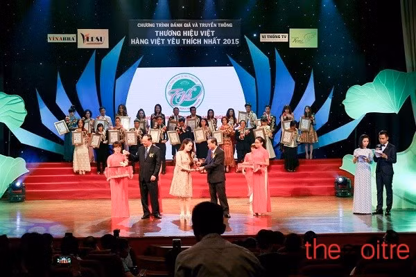 Như Ý nhận bằng khen tại Thương hiệu Việt - hàng Việt yêu thích nhất 2015.