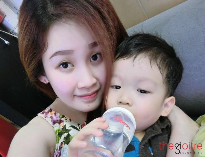 Cô gái trẻ hạnh phúc bên con trai đầu lòng.