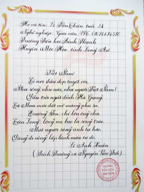 Nhiềubuổi trưa ở cụm trường phụ, thầy giáo trẻ phải nhịn đói vì không có quán cơm nào xung quanh. Đợi học trò ăn cơm xong, Thiệu lại đến chia sẻ cho chúngvài kỹ năng viết chữ đẹp Những buổi trưa ở cụm trường phụ, sau khi tan tiết dạy, thầy giáo trẻ phải nhịn đói vì không có quán cơm nào để ghé chân. Đợi học trò ăn cơm xong, Thiệu lại đến chia sẻ cho chúng một vài kỹ năng viết chữ đẹp