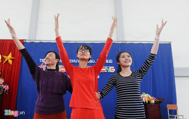 Sau khi công việc giấy tờ kết thúc, nữ thạc sĩ sinh năm 1991 thay trang phục thoải mái hơn để cùng các cô giáo trong trường tập múa, chuẩn bị biểu diễn trong dịp 20/11 và chào mừng Trường THPT Chuyên Nguyễn Trãi nhận Huân chương Lao động hạng nhất. Nữ thạc sĩ 9X trên bục giảng trường học nổi tiếng Hải Dương