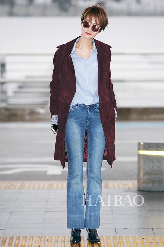 Go Joon Hee cũng có cách mix tương tự Hwang Jung Eum. Nếu biết cách kết hợp chuẩn cùng quần, váy cạp cao, áo dạdáng dài không hề khiến người bị lùn đi mà trái lạithân hình trông thanh mảnh, cao ráo hơn. 3-kieu-ao-khoac-sao-han-dien-nhan-nhan-khi-sang-dong-3