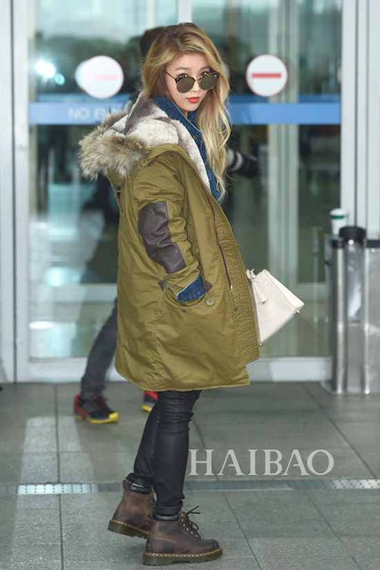 Áo parka tồn tại nhiều năm nay vẫn không lỗi mốt vì kiểu dáng không có nhiều biến tấu qua các mùa,giúp các nàng có vẻ ngoài thêm năng động. 3-kieu-ao-khoac-sao-han-dien-nhan-nhan-khi-sang-dong-11