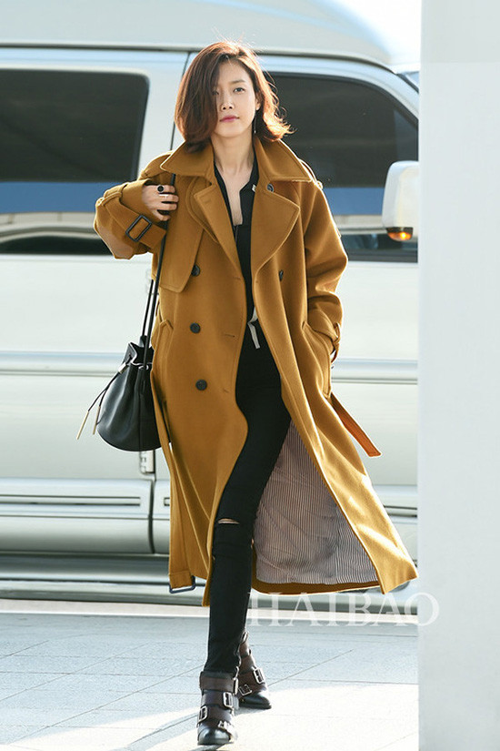 Áo dạ dáng dài là món đồ được sao Hàn mê nhất trong những ngày đông, hầu như mỹ nhân nào cũng sở hữu ít nhất một chiếc ví vừa ấm áp lại vừa sang chảnh. 3-kieu-ao-khoac-sao-han-dien-nhan-nhan-khi-sang-dong