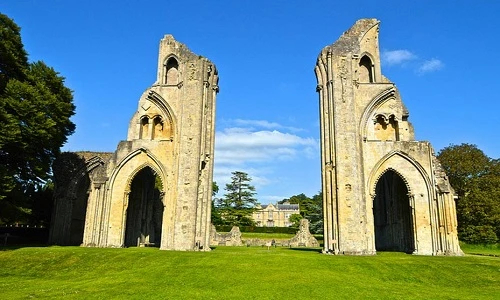 Nhiều truyền thuyết về tu viện Glastonbury là do các cha xứ dựng lên.