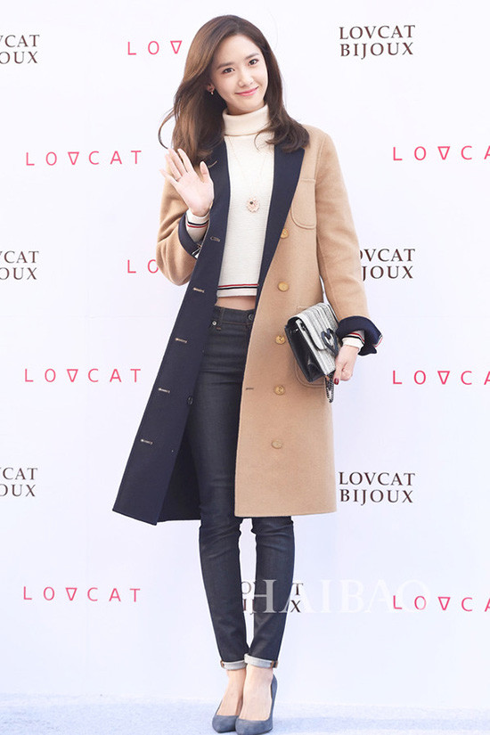 Với thiết kế đơn giản và thanh lịch, áo dạ dáng dài mix được với đủ kiểu đồ khác nhau, diện khi ra sân bay hay dự sự kiện đều đẹp. 3-kieu-ao-khoac-sao-han-dien-nhan-nhan-khi-sang-dong-1