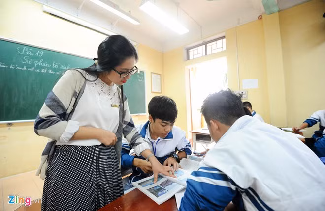 Mỗi buổi sáng, nữ giáo viên đến trường từ 6h30, chuẩn bị cho những tiết học. Hiện, Thu Liên dạy cả lớp thường, lớp chuyên và tham gia ôn thi đội tuyển quốc gia. Trước đây, cô cũng là học sinh của mái trường này. Nữ thạc sĩ 9X trên bục giảng trường học nổi tiếng Hải Dương