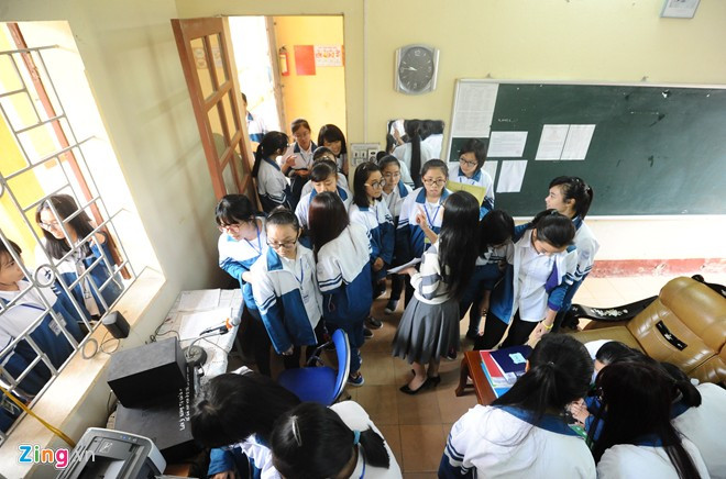 Cô Liên luôn tạo không khí cởi mở. Học sinh có thể đưa ra thắc mắc và thầy cô sẵn sàng trả lời. Vì thế, cứ mỗi giờ ra chơi, văn phòng đoàn lại đông đúc, huyên náo. Nữ thạc sĩ 9X trên bục giảng trường học nổi tiếng Hải Dương