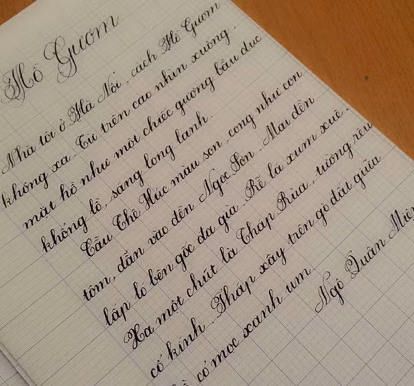 Thầy giáo Lê Văn Thiệu, sinh năm 1990. Thiệu gắn bó với nghiệp gõ đầu trẻ đã 4 năm nay, anh vừa là giáo viên mỹ thuật vừa luyện viết chữ đẹp cho học sinh trong trường.