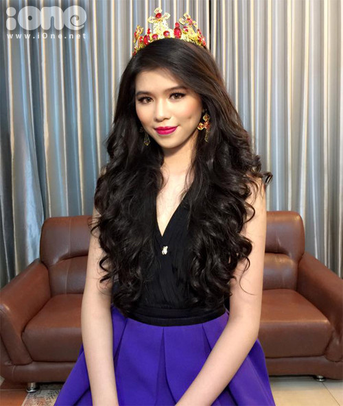 Nguyễn Cát Nhiên, sinh năm 1995, hiện theo họctrường University of the West of England, Vương quốc Anh. Nhiên là một trong những thí sinh nổi bật tại Miss du học sinh Việt 2015 nhờ gương mặt xinh xắn và chiều cao nổi bật. Cô bạn vừa lọt top 20 thí sinh xinh đẹp,tài năngnhất góp mặt tạivòng cuối cùng. co-nang-du-hoc-sinh-chan-dai-mat-xinh-nhu-hoa-hau