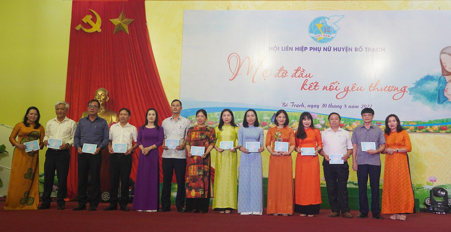 Lãnh đạo Hội LHPN huyện Bố Trạch trao chứng nhận đỡ đầu trẻ mồ côi cho các đơn vị, địa phương.