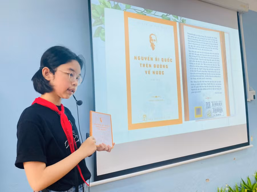 Để chào mừng 132 năm ngày sinh nhật Bác, học sinh cũng tham gia hoạt động giới thiệu cuốn sách hay về Bác Hồ để hiểu hơn về cuộc đời, sự nghiệp của Chủ tịch Hồ Chí Minh.