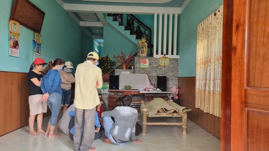 Thi thể tài xế đã được đưa về nhà lo hậu sự. Thi thể tài xế đã được đưa về nhà lo hậu sự.