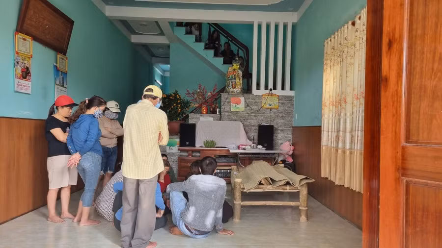 Thi thể tài xế đã được đưa về nhà lo hậu sự.