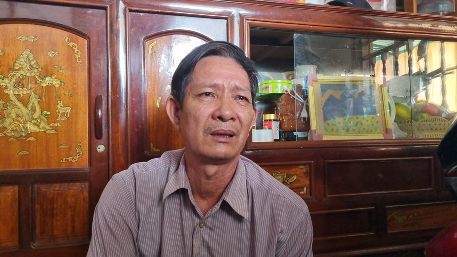 Ông Lâm khóc nghẹn khi kể về người vợ và con gái xấu số. Ông Lâm khóc nghẹn khi kể về người vợ và con gái xấu số.