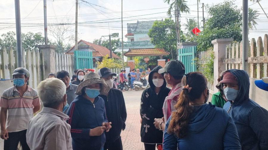 Rất đông người thân, hàng xóm đến phụ giúp gia đình lo tang lễ Rất đông người thân, hàng xóm đến phụ giúp gia đình lo tang lễ