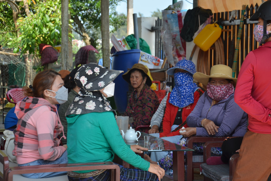 Người thân và hàng xóm tập trung tại nhà ông Lâm. Người thân và hàng xóm tập trung tại nhà ông Lâm.