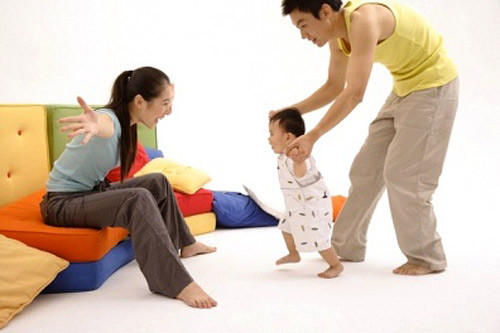 Nỗi khổ của trẻ tập đi khiến bố mẹ phải ngỡ ngàng