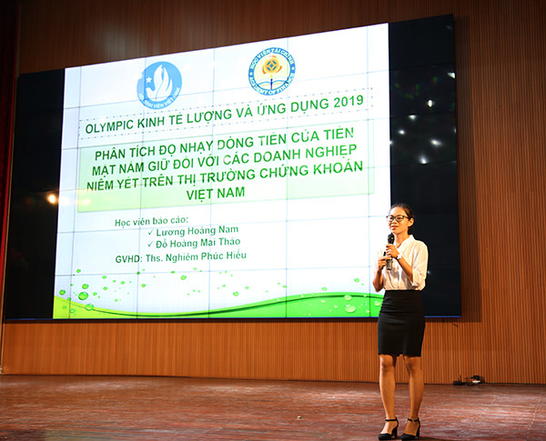Sinh viên Đỗ Hoàng Mai Thảo thuyết trình tại Hội thi. Sinh viên Đỗ Hoàng Mai Thảo thuyết trình tại Hội thi.