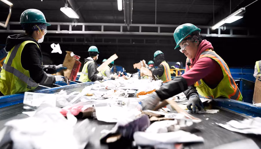 Thế giới chao đảo khi đại công xưởng tái chế phế liệu ngừng nhập khẩu rác