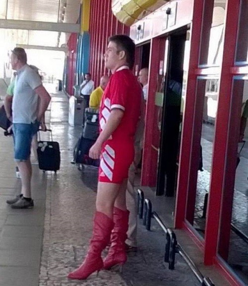 Giày đỏ chứng tỏ còn nhỏ. Giày đỏ chứng tỏ còn nhỏ.