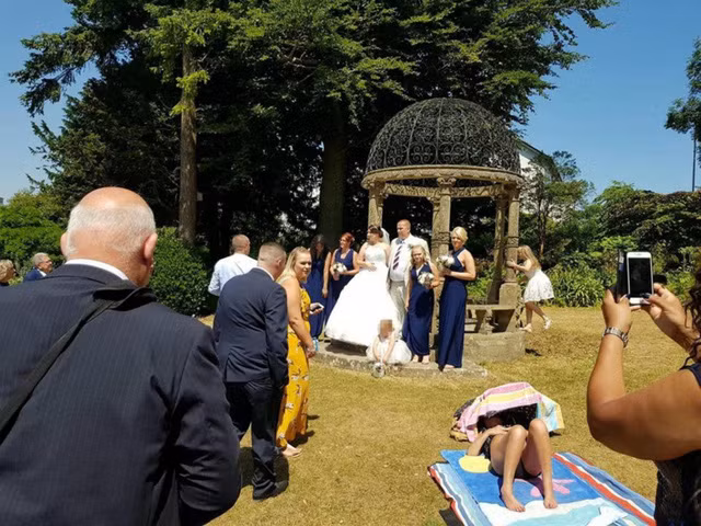 Vụ việc diễn ra ở Tessier Gardens, ngay cạnh nhà thờ Furrough Cross, Torquay