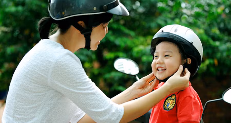 Phụ huynh và thầy cô giáo đóng vai trò quan trọng trong công tác giáo dục con trẻ tuân thủ pháp luật và kỹ năng phòng chống tai nạn thương tích, trong đó có TNGT