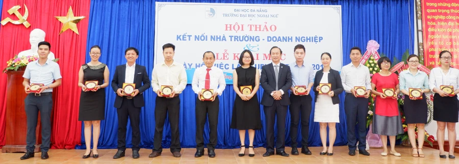 Đại diện BGH trường ĐH Ngoại ngữ tặng quà lưu niệm cho các doanh nghiệp, cồng ty tham gia hội thảo Kết nối nhà trường – doanh nghiệp.