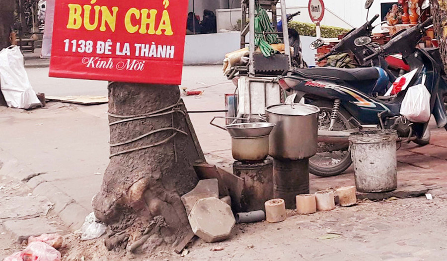 Những lò than rực hồng ngay giữa trung tâm Thủ đô dưới tiết trời trên 40 độ C