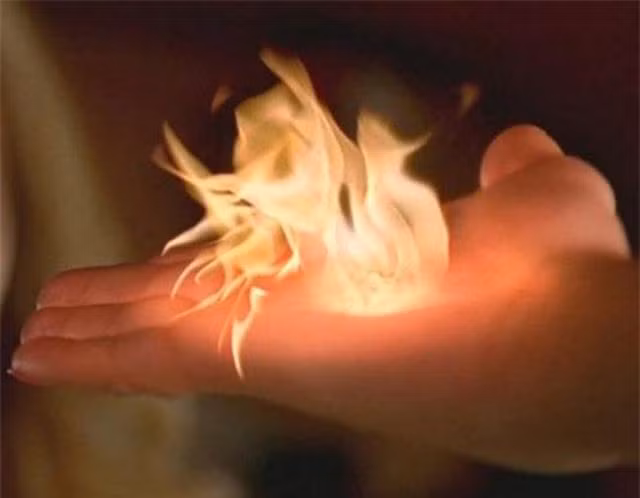 Bé gái Maria có khả năng tạo ra lửa từ bàn tay nhưng đôi khi cũng không thể điều khiển được nó.