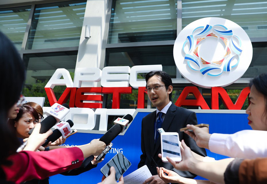 Phóng viên phỏng vấn một cán bộ cao cấp quốc tế dự hội nghị APEC Phóng viên phỏng vấn một cán bộ cao cấp quốc tế dự hội nghị APEC