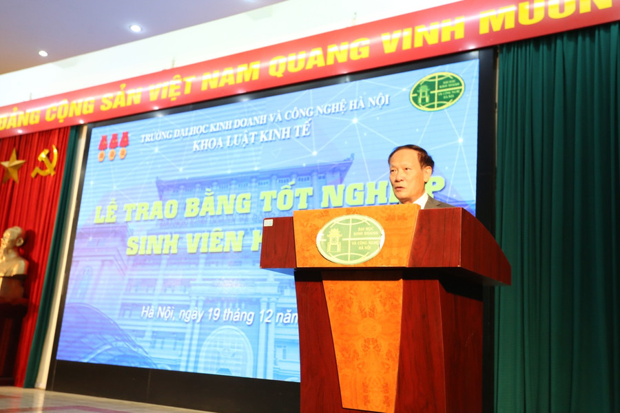 GS. TS Nguyễn Công Nghiệp - Phó Hiệu trưởng nhà trường phát biểu tại buổi lễ.