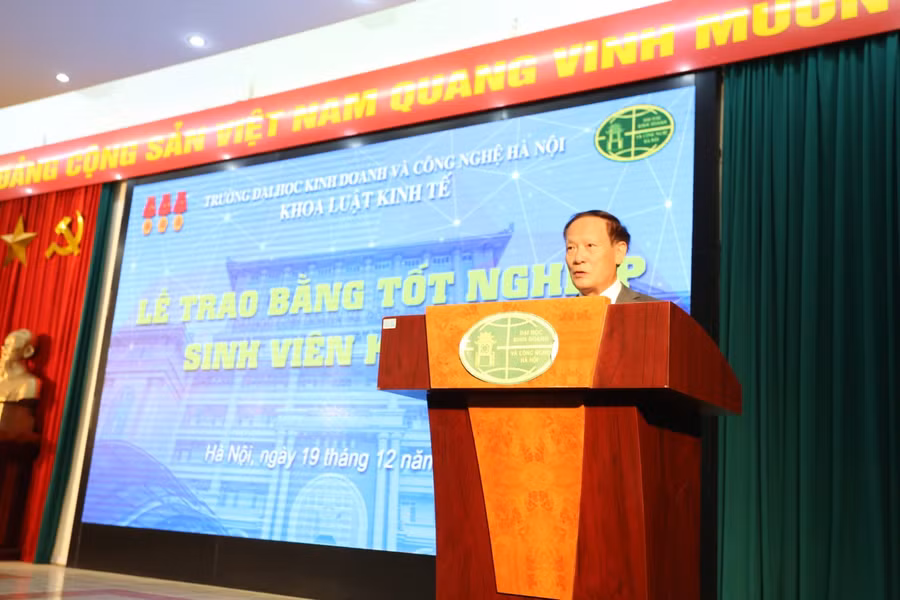 GS. TS Nguyễn Công Nghiệp - Phó Hiệu trưởng nhà trường phát biểu tại buổi lễ.