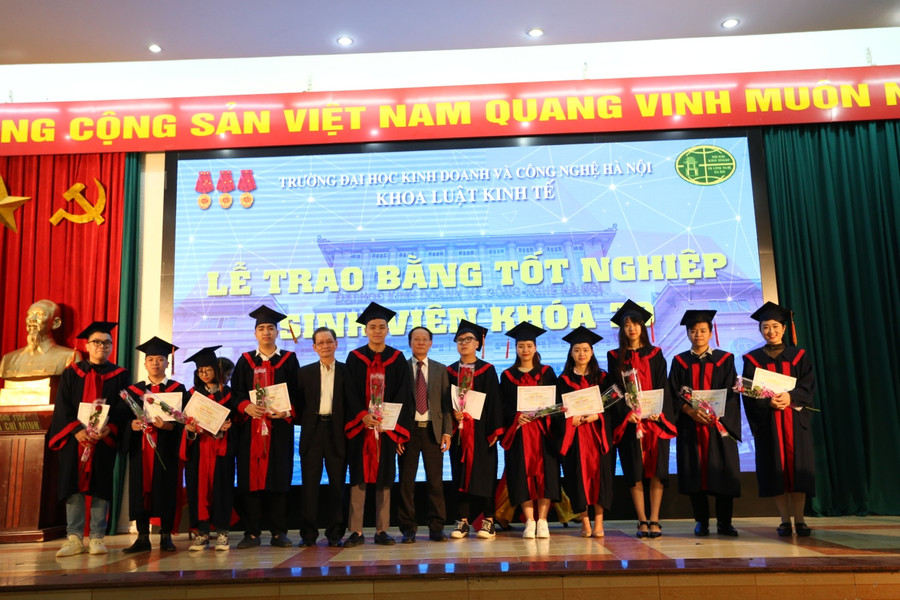 Các tân sinh viên đón nhận bằng tốt nghiệp.