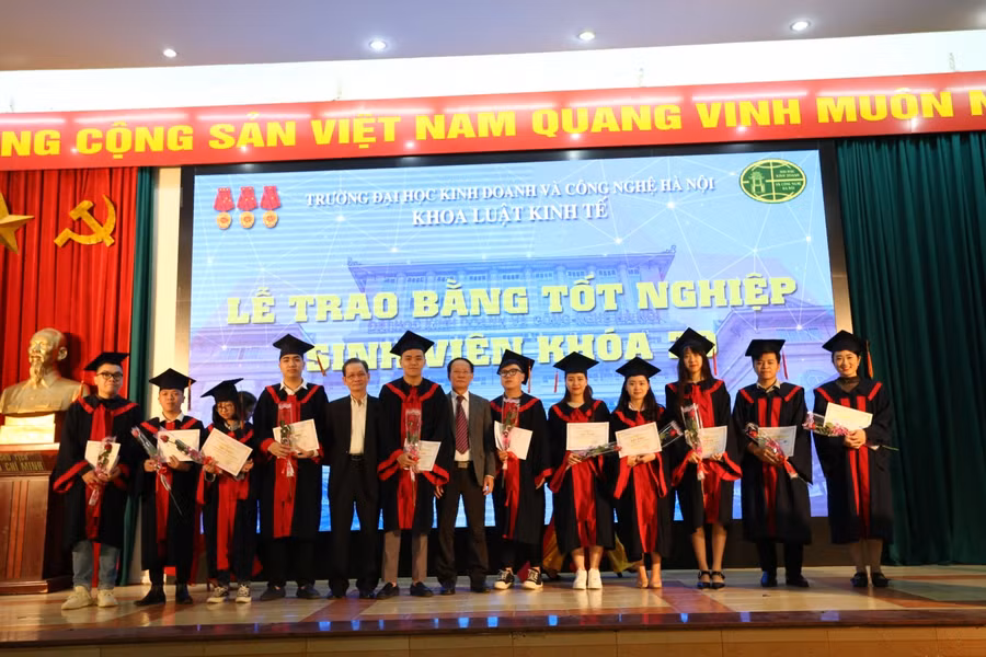 Các tân sinh viên đón nhận bằng tốt nghiệp.