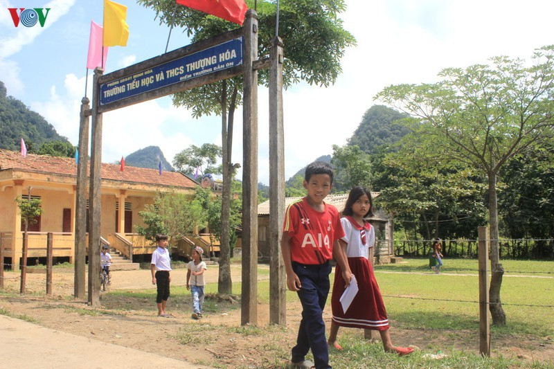 quảng bình: nơi thầy cô đến trường phải qua 3 lần đò vượt lũ hình 3 quang binh: noi thay co den truong phai qua 3 lan do vuot lu hinh 3